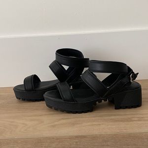 LILIANA STRAPPY SANDALS